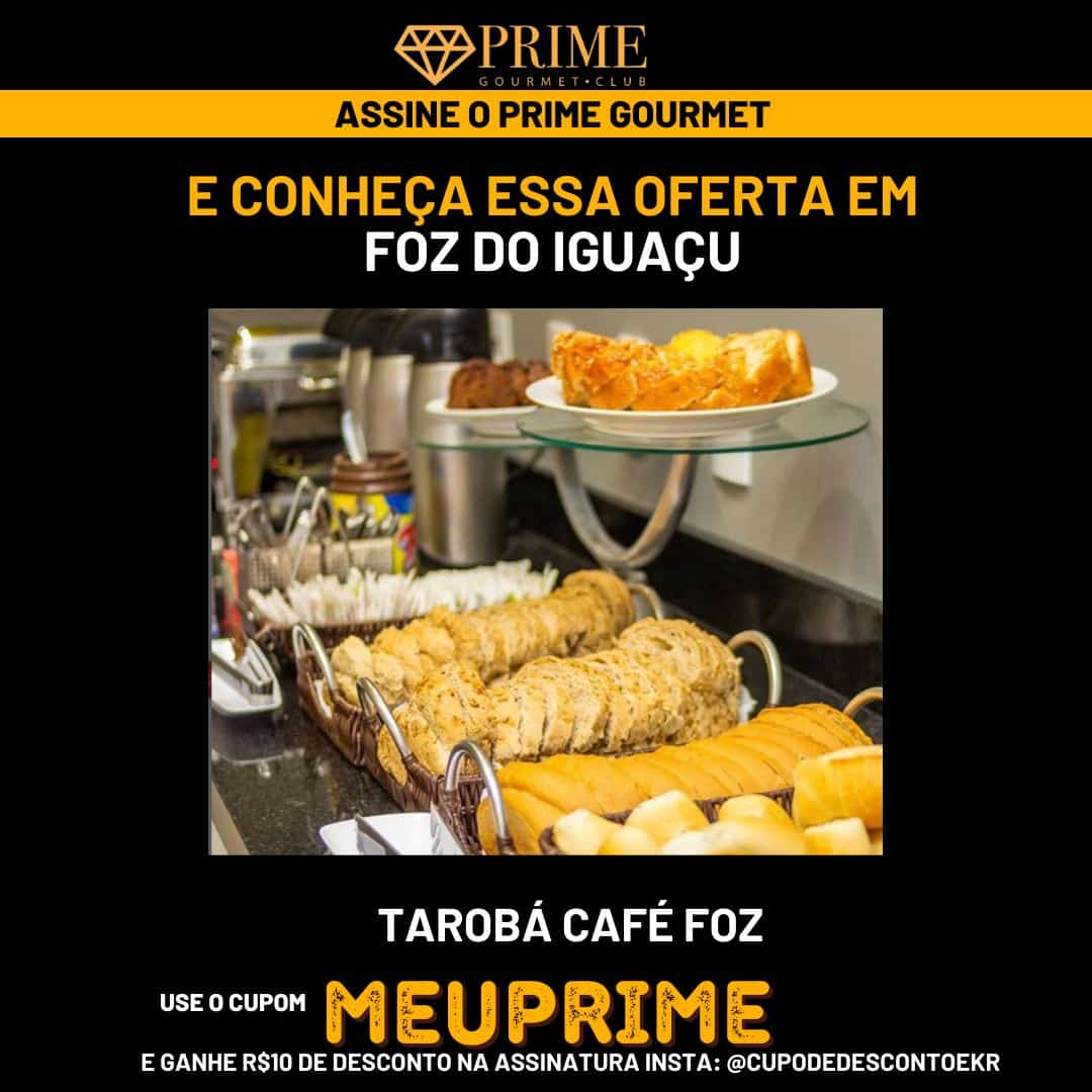 Buffet de café da manhã com pães e bolos.