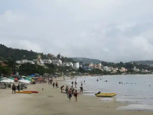 Foto real de Praia de Bombinhas