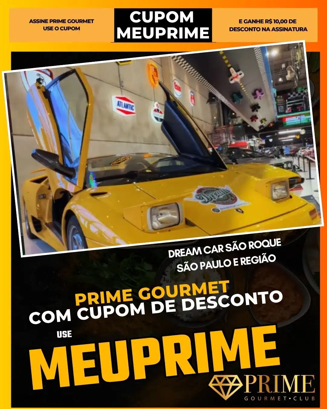 Carro esportivo amarelo em showroom com portas abertas