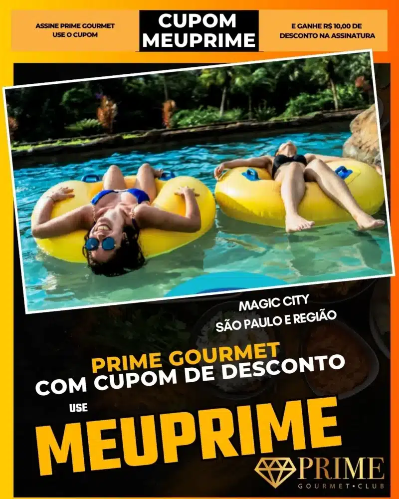 Mulheres relaxando em boias amarelas na piscina
