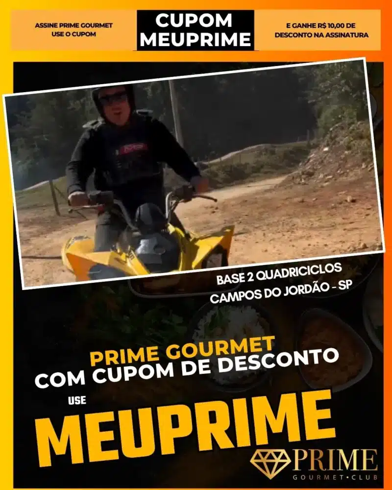 Pessoa andando de quadriciclo em trilha de terra