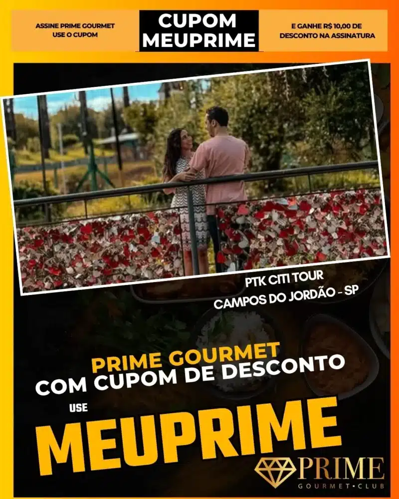 Casal em ponte de cadeados em Campos do Jordão