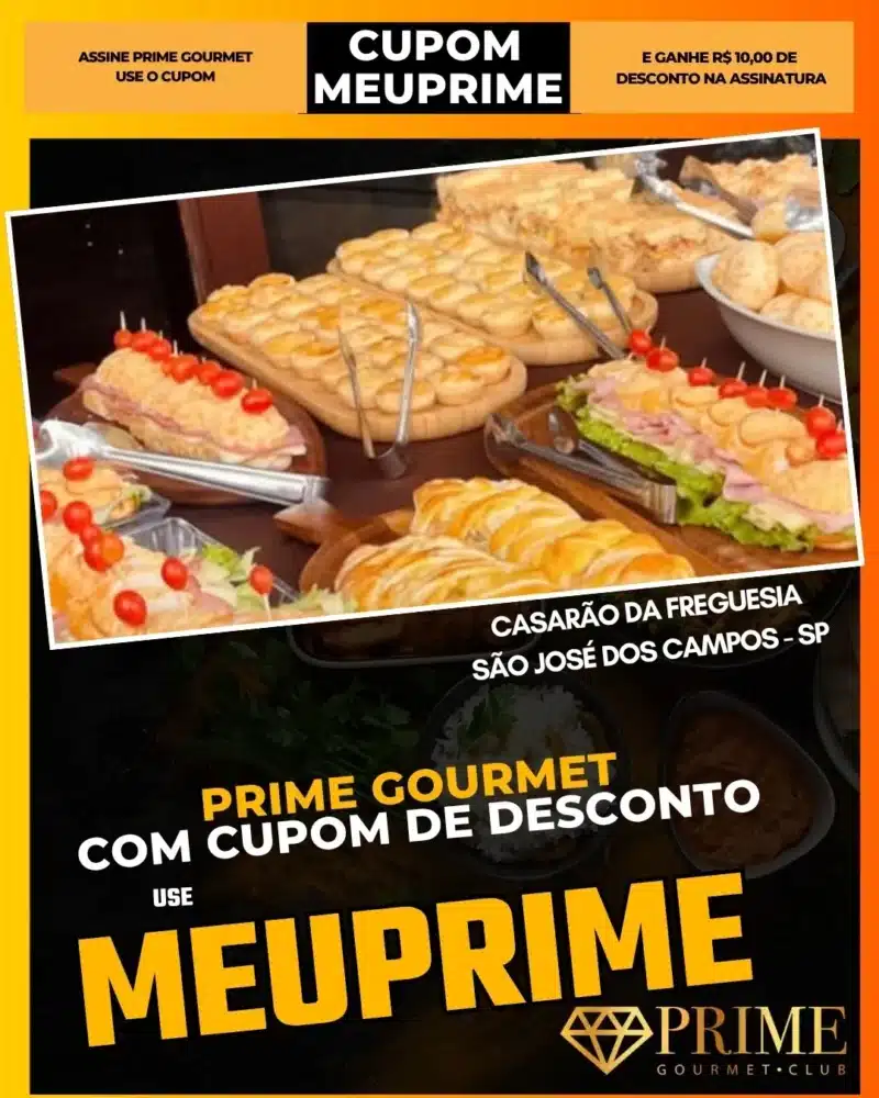 Mesa com salgados e sanduíches gourmet variados