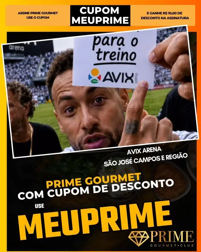 Jogador segura cupom MEUPRIME em estádio
