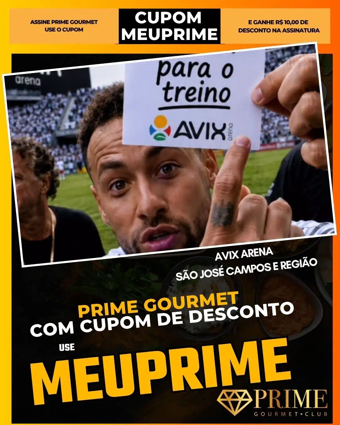 Jogador segura cupom MEUPRIME em estádio