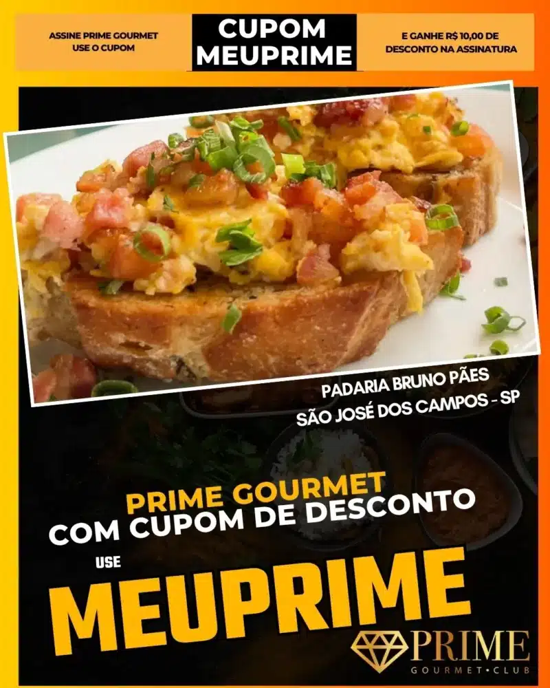 Torrada com ovos mexidos e bacon