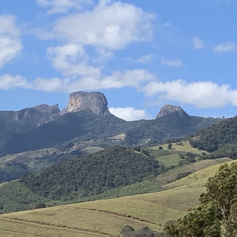 Foto real de Pedra do Baú