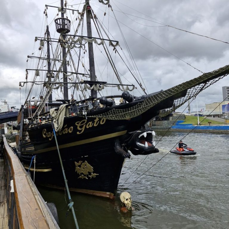 Foto real de Capitão Gato Escuna Pirata
