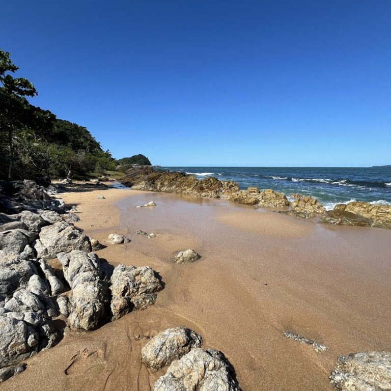 Foto real de Deck da Praia Grossa/trilha à Praia da Ilhota