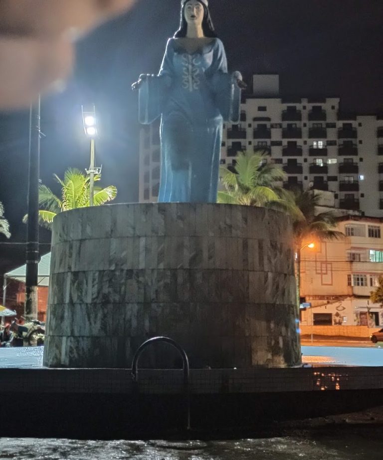 Foto real de Estátua de Iemanjá