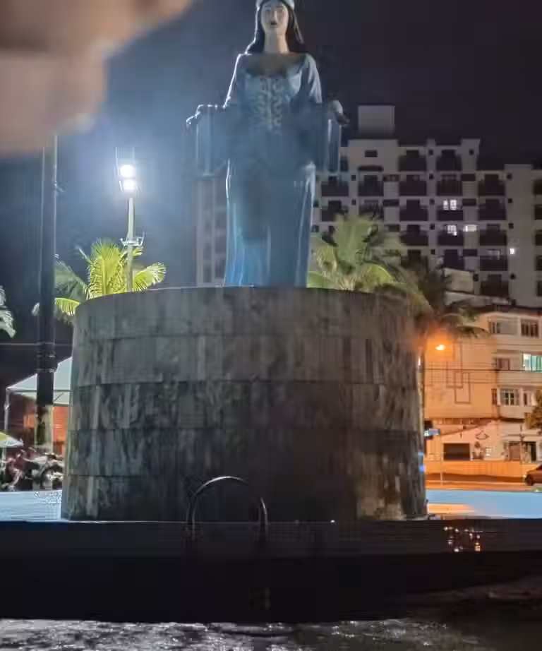 Foto real de Estátua de Iemanjá santos