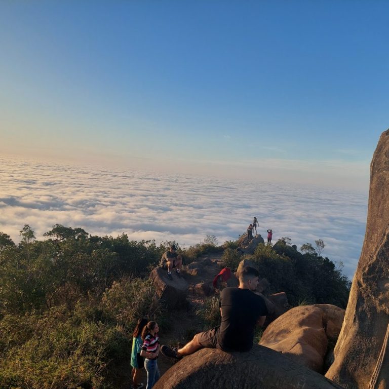 Foto real de Início da trilha para Pico da Pedra - Camboriú SC