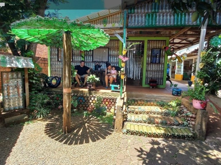 Foto real de La Casa de Botellas
