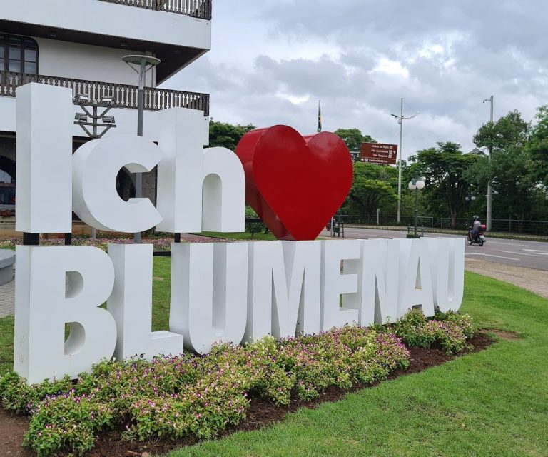 Foto real de Letreiro Ich Liebe Blumenau