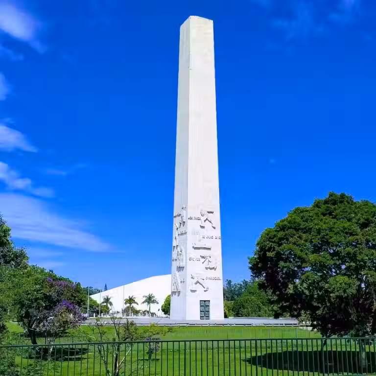 Foto real de Obelisco e Monumento Mausoléu ao Soldado Constitucionalista de 32