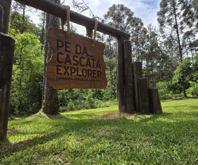 Foto real de Pé da Cascata do Caracol