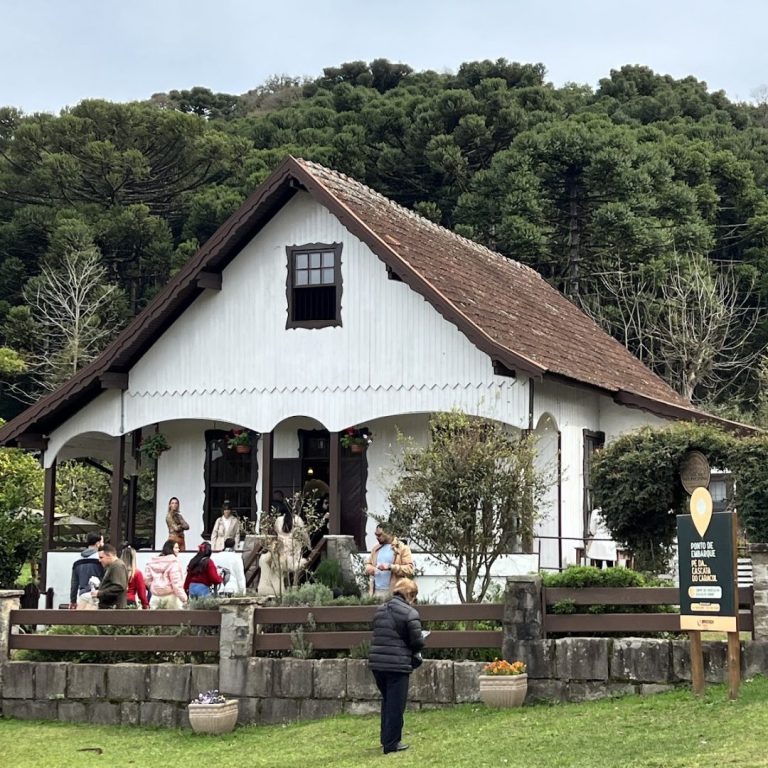 Foto real de Pé da Cascata do Caracol