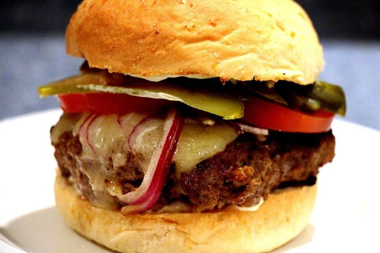 Burger com oferta 2 por 1 no Prime Gourmet