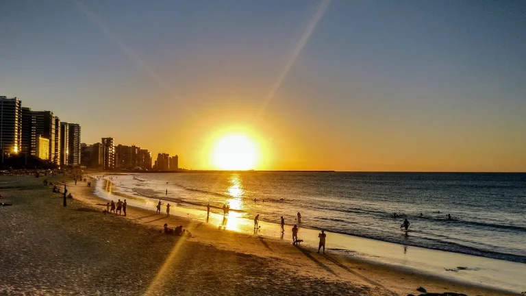 Pôr do sol na Praia de Iracema, em Fortaleza