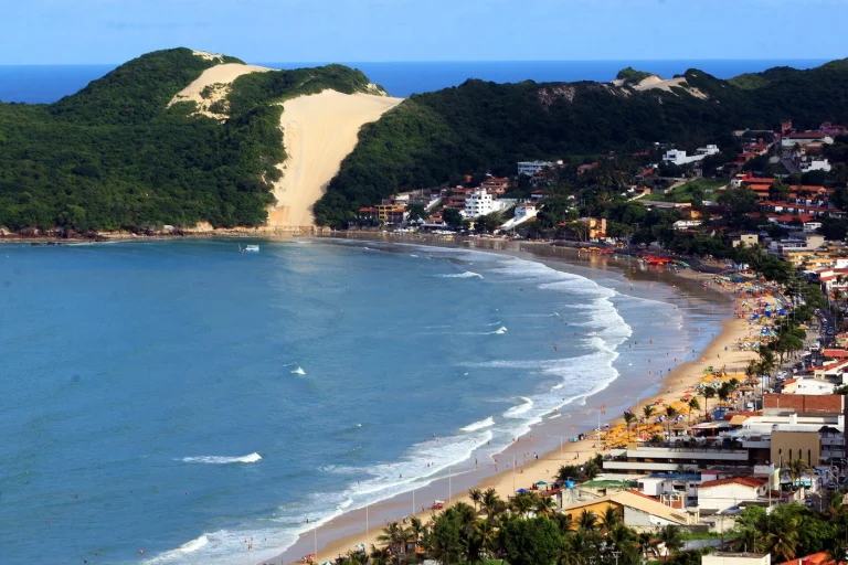 Praia de Ponta Negra e o Morro do Careca, em Natal